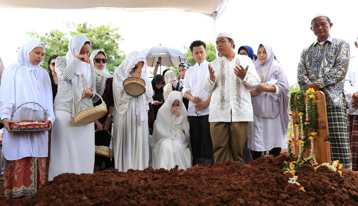 Usai mendiang ibunda dimasukan ke dalam liang lahat, Terry pun menolak ketika diminta memberikan pernyataan sebagai pihak keluarga. Ia pun meminta anggota keluarga lainnya untuk menjadi perwakilan. (Adrian Putra/Bintang.com)