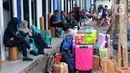Terminal Poris Plawad, Kota Tangerang, mulai ramai calon pemudik. Pengguna moda transportasi darat ini memilih mudik lebih awal menghindari kemacetan.  (Liputan6 com/Angga Yuniar)