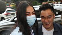 Pasangan selebritis Baim Wong dan Paula Verhoeven saat tiba di Polres Jakarta Selatan, Jumat (7/10/2022). Didampingi penasihat hukum, pasangan suami-istri itu tiba di pelataran Polres Metro Jakarta Selatan pada pukul 13.45 WIB. (Liputan6.com/Herman Zakharia)