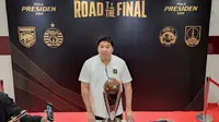 Ketua Steering Committee Piala Presiden 2024, Maruarar Sirait, saat memberikan pernyataan kepada awak media di Stadion Manahan, Solo, Rabu (31/7/2024) malam WIB. (Bola.com/Radifa Arsa)
