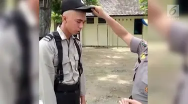 Seorang calon Polisi menangis saat pelatihan karena kangen keluarga.