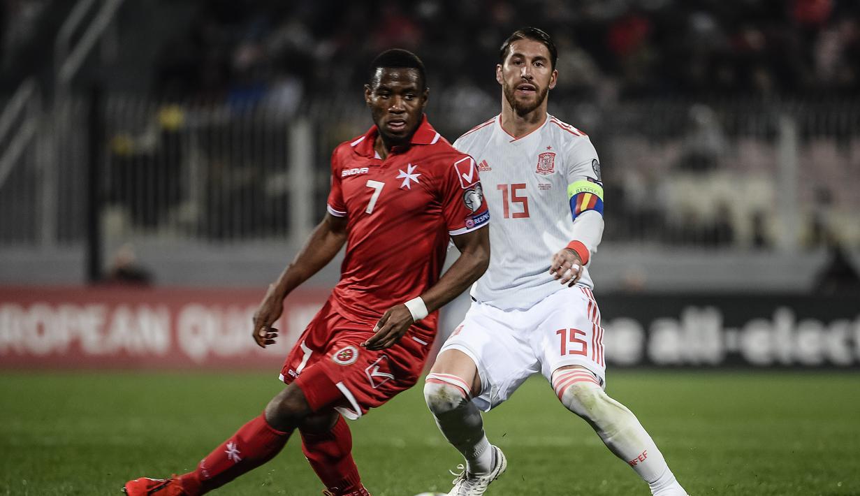 Sergio Ramos membayangi Joseph Mbong pada laga kedua Kualifikasi Piala Eropa 2020 yang berlangsung di Stadion Ta Qali, Malta, Rabu (27/3). Spanyol menang 2-0 atas Malta. (AFP/Filippo Monteforte)