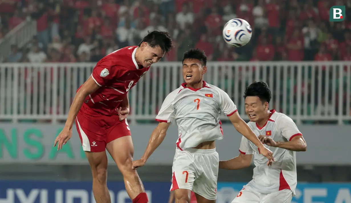 Penyerang Timnas Indonesia, Mitchell Baker (kiri), berduel udara dengan bek Vietnam pada laga ketiga Grup A Piala AFF 2026 di Stadion Pakansari, Bogor, Senin (3/8/2026) malam WIB. Mitchell Baker beberapa kali mengancam pertahanan Vietnam melalui bola-bola atas, namun gagal membawa skuad Garuda mencetak gol dalam laga yang berakhir dengan kekalahan 0-3. (Kapanlagi.com/Budy Santoso)