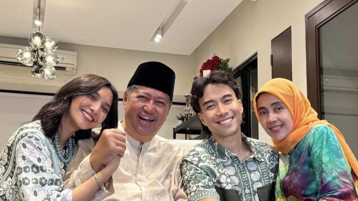 7 Potret Kehangatan Orang Tua Vidi Aldiano dan Sheila Dara, Sudah Bak Anak Sendiri