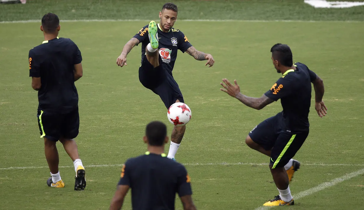 Striker Brasil, Neymar, berusaha menendang bola saat mengikuti sesi latihan jelang laga kualifikasi piala dunia 2018 di Barranquilla, Kolombia, Senin (4/9/2017). Brasil akan berhadapan dengan Kolombia. (AP/Fernando Vergara)