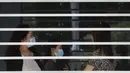 Para wanita yang mengenakan masker untuk membantu mengekang penyebaran virus corona COVID-19 berbincang dalam gedung perkantoran di Beijing, China, Senin (24/8/2020). China telah delapan hari tanpa laporan kasus baru virus corona COVID-19. (AP Photo/Andy Wong)