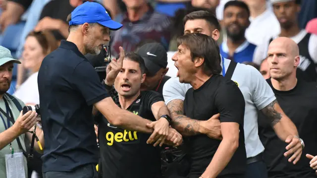 Foto: Derbi London Memang Panas, Thomas Tuchel dan Antonio Conte Terlibat Keributan di Akhir Pertandingandari Salaman