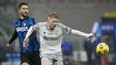 Gelandang Inter Milan, Roberto Gagliardini (kiri), berebut bola dengan gelandang Bologna, Jerdy Schouten dalam laga lanjutan Liga Italia Serie A pekan ke-9 di San Siro Stadium, Sabtu (5/12/2020). Inter milan mengalahkan Bologna 3-1. (AP/Antonio Calanni)
