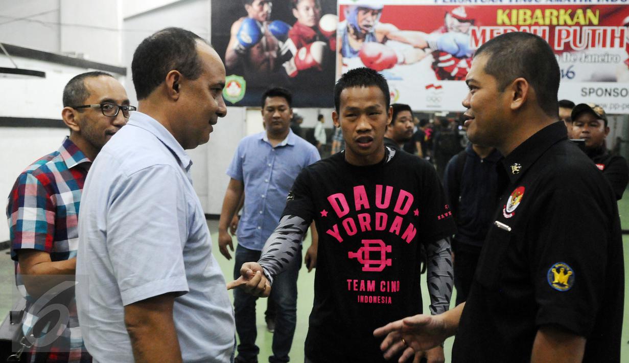 Petinju Indonesia, Daud “Cino” Yordan (tengah) berbincang dengan pengurus Pertina jelang latihan di sasana Pertina, Jakarta, Rabu (3/2/2016). Daud akan melawan Yoshitaka Kato dalam laga kelas  ringan WBO, Jumat (5/2). (Liputan6.com/Helmi Fithriansyah)