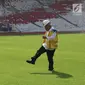 Menteri PUPR Basuki Hadimuljono menendang bola saat menjajal rumput Stadion Utama Gelora Bung Karno di Senayan, Jakarta, Kamis (23/11). Selain meninjau pembangunan, Menteri Basuki juga menjajal rumput di Stadion Utama GBK (Liputan6.com/Angga Yuniar)