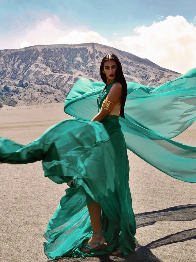 Pemotretan Ayu Maulida di Gunung Bromo. (Sumber: Instagram/doleytobing)
