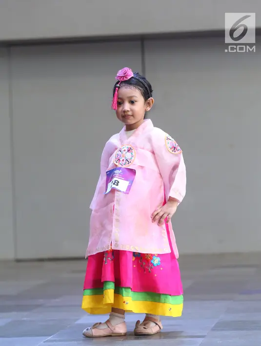 Model cilik berpose di atas catwalk saat mengikuti Kids Modeling Competition dalam Fimela Fest 2018, Jakarta, Minggu (18/11). Hari terakhir Fimela Fest 2018 dimeriahkan penampilan anak-anak mengikuti kompetisi model cilik. (Fimela.com/Nurwahyunan Nur)