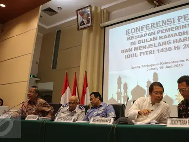 Sejumlah menteri menggelar konferensi pers terkait kesiapan pemerintah menyambut Ramadan dan Idul Fitri, Jakarta, Jumat (19/6/2015). (Liputan6.com/Faizal Fanani)