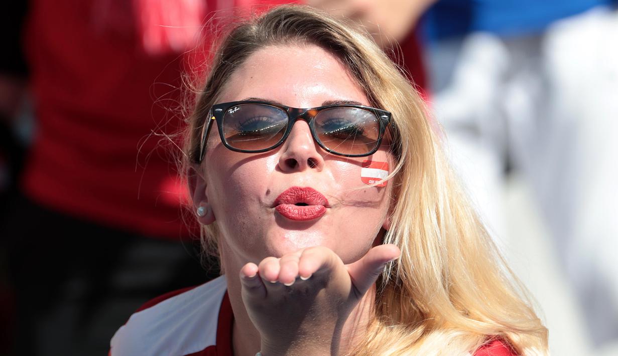 Salam fans Austira menanti laga Islandia vs Austria pada grup F Euro Cup 2016 di Stadion Stade de France, Saint-Denis, Kamis (23/6/2016) dini hari WIB. (AFP/Kenzo Tribouillard)