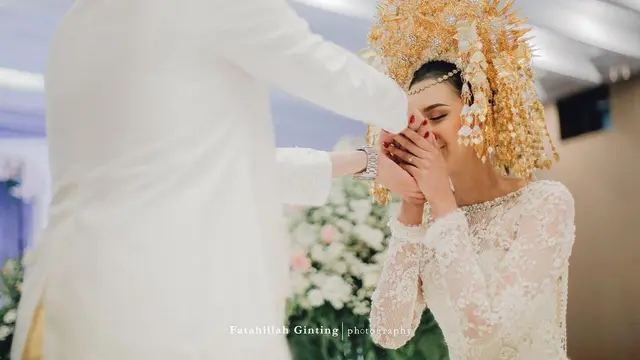 Imaz Fitria cium tangan suami. (Foto: Fatahillah Ginting Photography dari Instagram @imazfitria)
