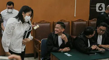 Terdakwa kasus pembunuhan berencana Brigadir Yosua Hutabarat, Putri Candrawathi tiba untuk menjalani sidang lanjutan di Pengadilan Negeri Jakarta Selatan, Jakarta, Kamis (2/2/2023). Sidang tersebut beragendakan pembacaan duplik oleh penasihat hukum terdakwa. (Liputan6.com/Faizal Fanani)