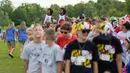 Sejumlah pasangan kembar bersiap untuk melakukan sesi foto dalam Festival Twins Days tahunan ke-42 di Twinsburg, Ohio (5/8). Festival kembar  telah digelar sebanyak 42 kali. (AFP Photo/Dustin Franz)