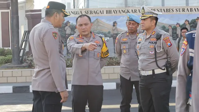 Ratusan polisi amankan pendaftaran calon Pilkada Surabaya. (Istimewa)