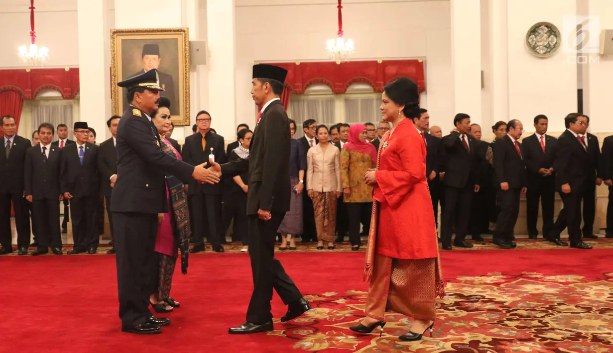 Presiden Joko Widodo memberi selamat kepada Marsekal Hadi Tjahjanto usai upacara pengambilan sumpah dan pelantikan sebagai Panglima TNI di Istana Negara, Jakarta, Jumat (8/12). (Liputan6.com/Angga Yuniar)