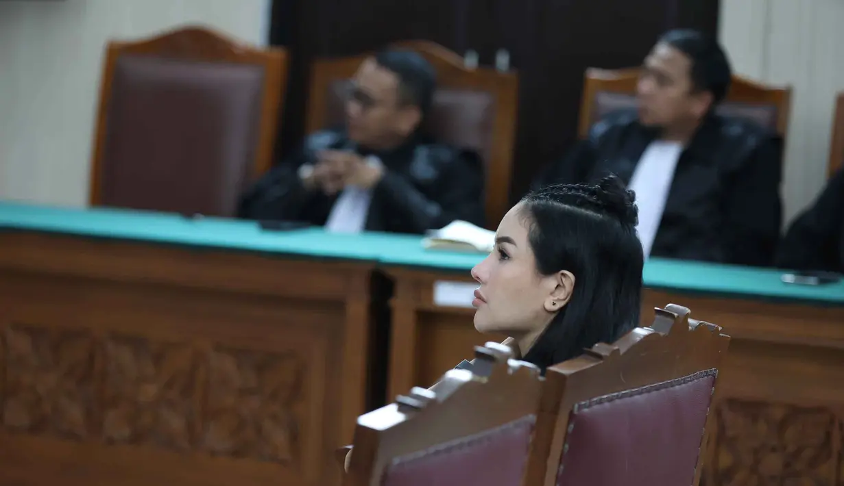 Terdakwa kasus pemerasan dan Tindak Pidana Pencucian Uang (TPPU), Nikita Mirzani saat mengikuti sidang pembacaan putusan di Pengadilan Negeri Jakarta Selatan, Selasa (28/10/2025). (Kapanlagi.com/Budy Santoso)