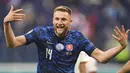 Slovakia berhasil memaksimalkan keunggulan jumlah pemain untuk mencetak gol lagi. Lewat kemelut yang terjadi di depan gawang Polandia, Milan Skriniar berhasil mencetak gol guna mengubah skor menjadi 2-1 dan memastikan kemenangan atas Polandia. (Kirill Kudryavtsev/Pool via AP)