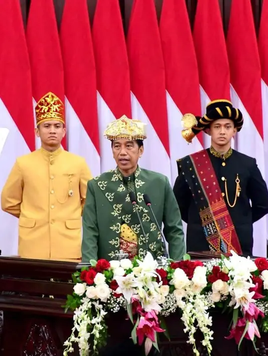 Paksian dipilih bukan tanpa alasan. Jokowi menjelaskan lewat sebuah video yang diunggah di akun Instagram terverifikasinya soal mengapa Paksian dipilih saat berpidato tahunan. “Baju adat yang saya kenakan ini adalah baju Paksian dari provinsi Bangka Belitung dengan motif pucuk rebung yang melambangkan kerukukan,” ujar Presiden Jokowi di pengujung video. (Foto: Dok. Instagram @jokowi)