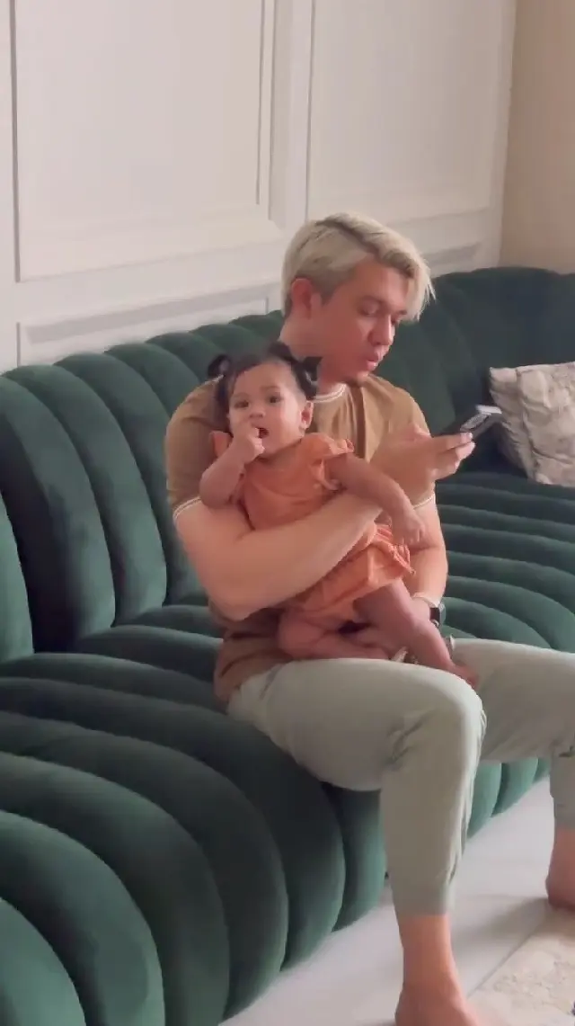 5 Potret Irwansyah momong baby Humaira dengan melantunkan ayat Alquran ini menyentuh, tuai pujian