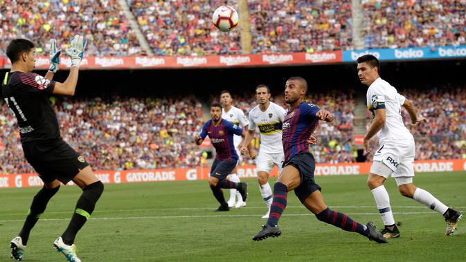 Gelandang Barcelona, Rafinha berusaha memasukan bola ke gawang Boca Juniors pada pertandingan Piala Joan Gamper di stadion Camp Nou, Spanyol (15/8). Barcelona menang telak 3-0 atas Boca Juniors. (AP Photo/Manu Fernandez)