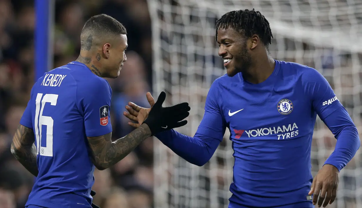 Pemain Chelsea, Michy Batshuayi (kanan) merayakan golnya ke gawang Norwich City pada laga babak ketiga Piala FA di Stamford Bridge, London, (17/1/2018). Chelsea menang lewat adu penalti 5-3. (AP/Alastair Grant)