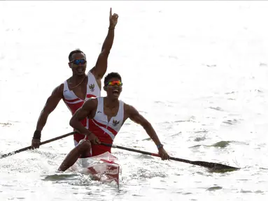 Pasangan Indonesia, Anwar Tara dan Yuda Firmansyah, saat beraksi pada SEA Games 2019 cabang kano nomor 1000 meter putra di Subic, Filipina, Jumat (6/12/2019). Pasangan Indonesia berhasil meraih medali emas. (Bola.com/M iqbal Ichsan)