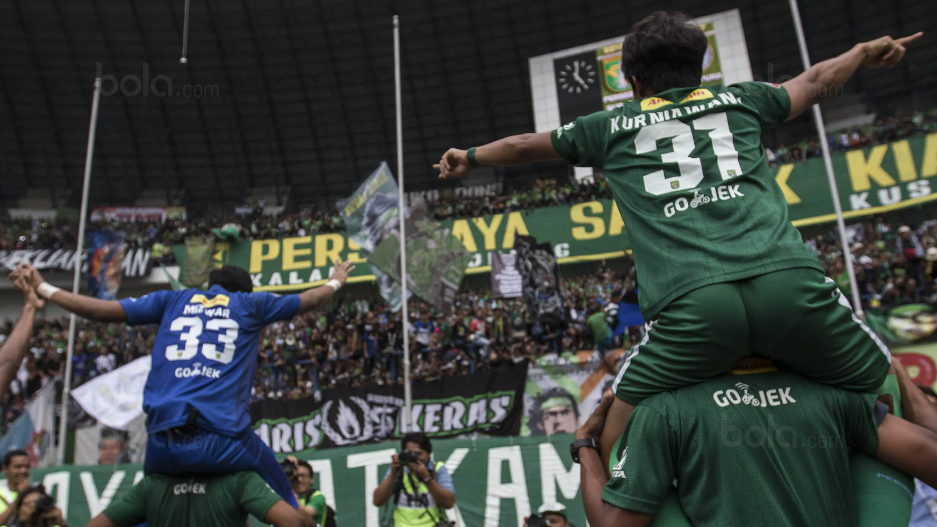 Pemain Persebaya merayakan kemenangan atas Martapura FC pada laga semifinal Liga 2 2017 di Stadion GBLA, Bandung, Sabtu (25/11/2017). Persebaya menang 3-1 atas Martapura FC. (Bola.com/Vitalis Yogi Trisna)