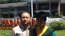Ananda Mikola juga hadir untuk merayakan keberhasilan istrinya menyabet gelar Magister Hukum. (Ruben Silitonga/Bintang.com)
