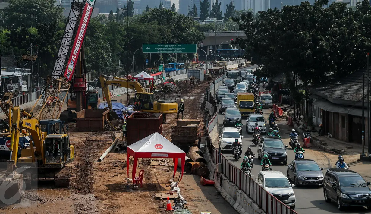 Sejumlah alat berat dioperasikan di proyek pembangunan underpass atau terowongan Mampang Prapatan-Kuningan, Jakarta, Jumat (24/3). Pembangunan underpass Mampang-Kuningan dilakukan guna mengurangi kemacetan di kawasan tersebut. (Liputan6.com/Faizal Fanani)