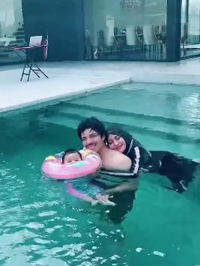 Atta Halilintar dan Aurel Hermansyah ajari Baby Ameena renang (Instagram/attahalilintar)