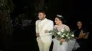 Bak raja dan ratu semalam, baik Ammar dan Irish sendiri tampak tampan dan cantik. Selain itu, Irish Bella juga menggunakan mahkota cantik dengan memegang bucket bunga mawar putih. (Kapanlagi.com/Bayu Herdianto)
