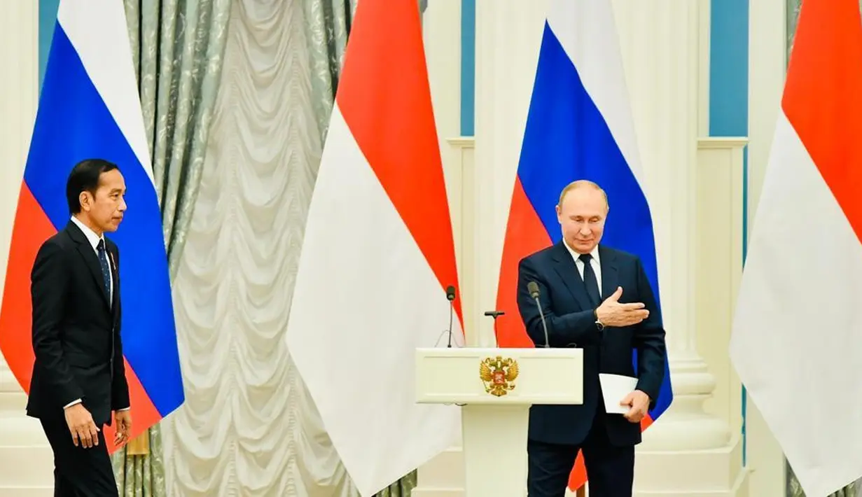 Presiden Joko Widodo (kiri) bersama Presiden Rusia Vladimir Putin usai menyampaikan pernyataan bersama di Istana Kremlin, Moskow, Rusia, Kamis (30/6/2022). Dalam pertemuan itu Jokowi mengatakan telah menyampaikan pesan dari Presiden Ukraina Volodymyr Zelenskyy kepada Putin. (FOTO: Biro Pers Sekretariat Presiden)