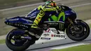 Pebalap Movistar Yamaha, Valentino Rossi, mengikuti latihan bebas hari ke-2 GP Qatar di Sirkuit Losail, Doha, Sabtu (19/3/2016) dini hari WIB. Pada sesi ini, pria Italia itu berada pada peringkat ke-7 dengan waktu 1 menit 55,883 detik. (EPA/STR)