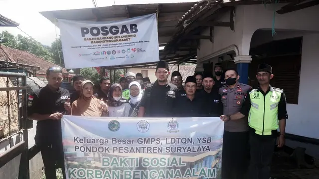 Pengurus GMPS Suryalaya Cabang Garut, Jawa Barat tengah membagikan  bantuan di lokasi banjir bandang Karangtengah, Garut.