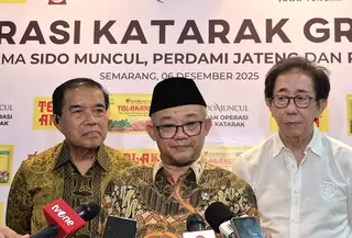 Mendikdasmen sekaligus Sekretaris Umum PP Muhammadiyah, Prof. Dr. Abdul Mu’ti, M.Ed didampingi Direktur Sido Muncul, Dr. (H.C.) Irwan Hidayat dan Rektor UNIMUS Prof. Dr. Masrukhi, M.Pd. (Liputan6.com/Gilar Ramdhani)