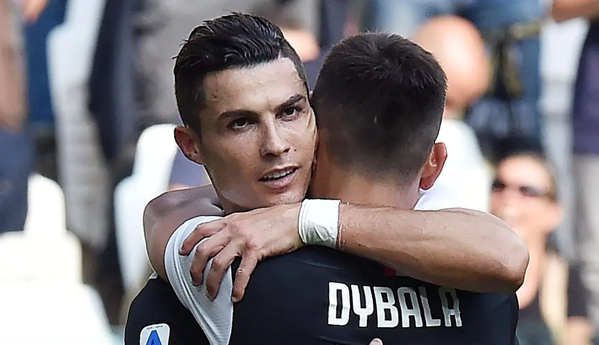 Striker Juventus, Cristiano Ronaldo, melakukan selebrasi bersama Paulo Dybala, usai membobol gawang SPAL pada laga Serie A di Stadion Allianz, Sabtu (28/9). Juventus menang 2-0 atas SPAL. (AP/Alessandro Di Marco)