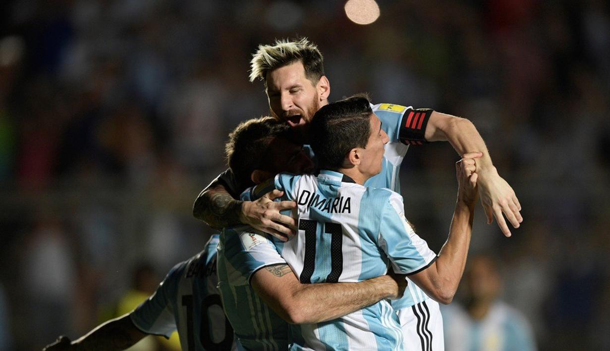 Lionel Messi mencetak satu gol plus dua assist, sekaligus membantu Argentina menang 3-0 atas Kolombia pada laga kualifikasi Piala Dunia 2018 zona CONMEBOL di Estadio San Juan del Bicentenario, Selasa (15/11/2016). (AFP/Juan Mabromata)