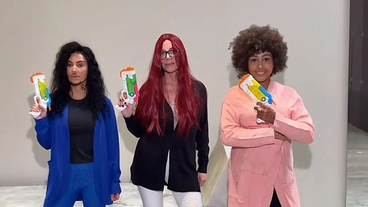 Kostum halloween yang dikenakan Kim Kardashian, Kris Jenner dan North