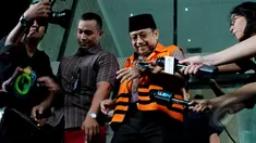 Mantan Sekjen Kementerian Energi Sumber Daya dan Mineral (ESDM) Waryono Karno saat ditanya wartawan usai menandatangani pelimpahan berkas perkara ke Jaksa Penuntut Umum (P21) di Gedung KPK, Jakarta, Selasa (14/4/2015). (Liputan6.com/Andrian M Tunay)