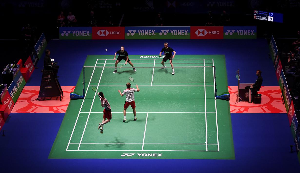 Ganda putra Indonesia, Kevin Sanjaya dan Marcus Gideon saat final All England di Birmingham, Minggu (18/3/2018). Mereka juara setelah mengalahkan Mathias Boe dan Carsten Mogensen dengan skor 21-18, 21-17. (AFP/Paul Ellis)