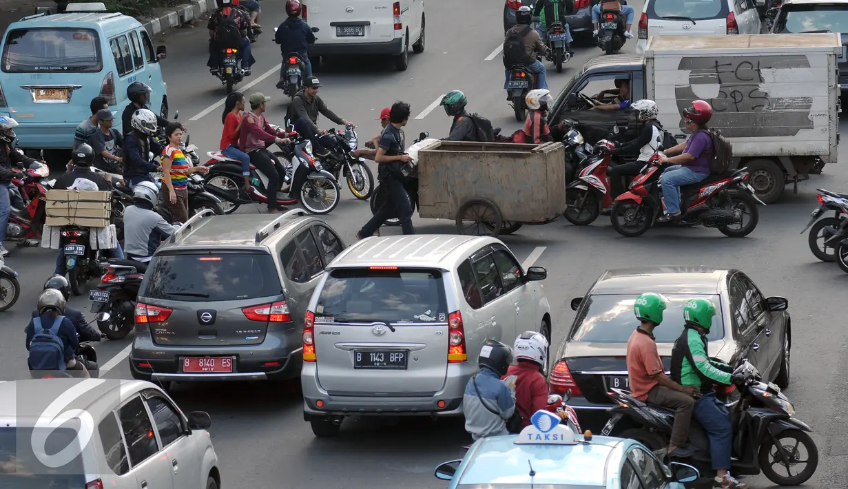 Suasana arus lalu lintas di sebuah persimpangan jalan Kramat Raya, Jakarta (22/6/2016). Pemprov DKI Jakarta harus membuat kebijakan atau terobosan radikal untuk segera mengatasi kemacetan di Jakarta. (Liputan6.com/Helmi Fithriansyah)