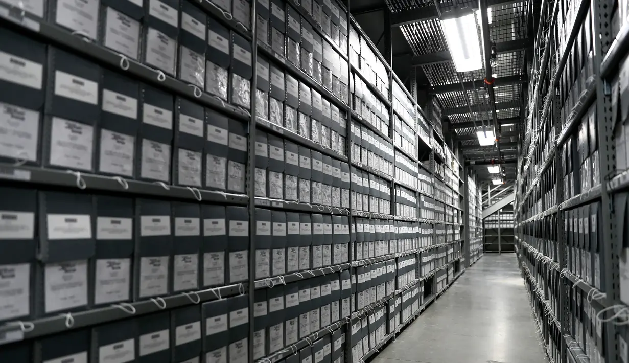 Ratusan kotak yang berisi dokumen tentang kejadian Holocaust yang berada di US Holocaust Memorial Museum di Bowie, Maryland (24/4). Tempat ini menyimpan artefak, dokumen sejarah dan foto-foto yang berkaitan dengan Holocaust. (AP Photo/Carolyn Kaster)