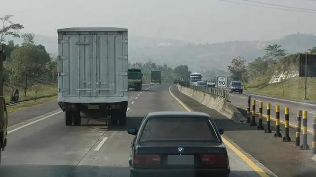 11 Potret Jalan Tol Indonesia Tempo Dulu, Ada yang Pernah Merasakan?