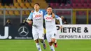 Pemain Napoli Giovanni Di Lorenzo (kiri) merayakan dengan rekan setimnya Giacomo Raspadori setelah mencetak gol ke gawang Lecce pada pertandingan sepak bola Serie A Liga Italia di Stadion Via del Mare, Lecce, Italia, Jumat (7/4/2023). (Giovanni Evangelista/LaPresse via AP)