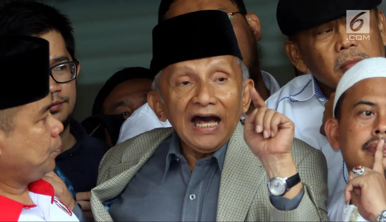 Ketua Dewan Kehormatan Partai Amanat Nasional (PAN) Amien Rais usai menjalani pemeriksaan di Polda Metro Jaya, Jakarta, Rabu (10/10). Amien enggan membeberkan isi dari pemeriksaan tersebut. (Liputan6.com/JohanTallo)