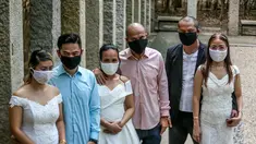 Para pasangan mengenakan masker terlihat dalam "pernikahan massal bermasker" di sebuah taman di Kota Makati, Filipina (15/12/2020). Pemerintah Filipina telah memberlakukan kebijakan untuk penggunaan masker di tengah kekhawatiran lonjakan kasus COVID-19 selama musim liburan. (Xinhua/Rouelle Umali)
